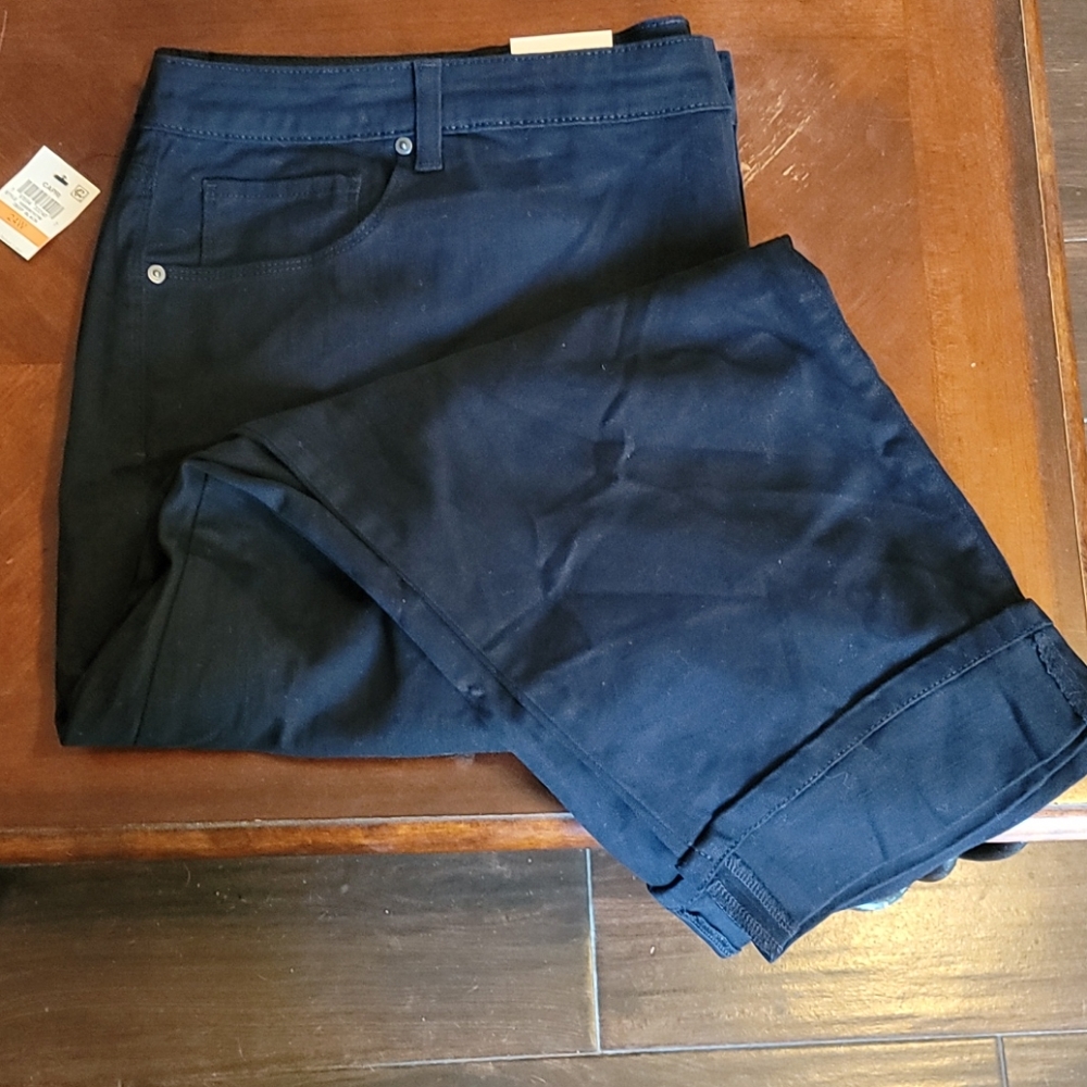 NWT Style & Co Black Mid Rise Capris - Size 24